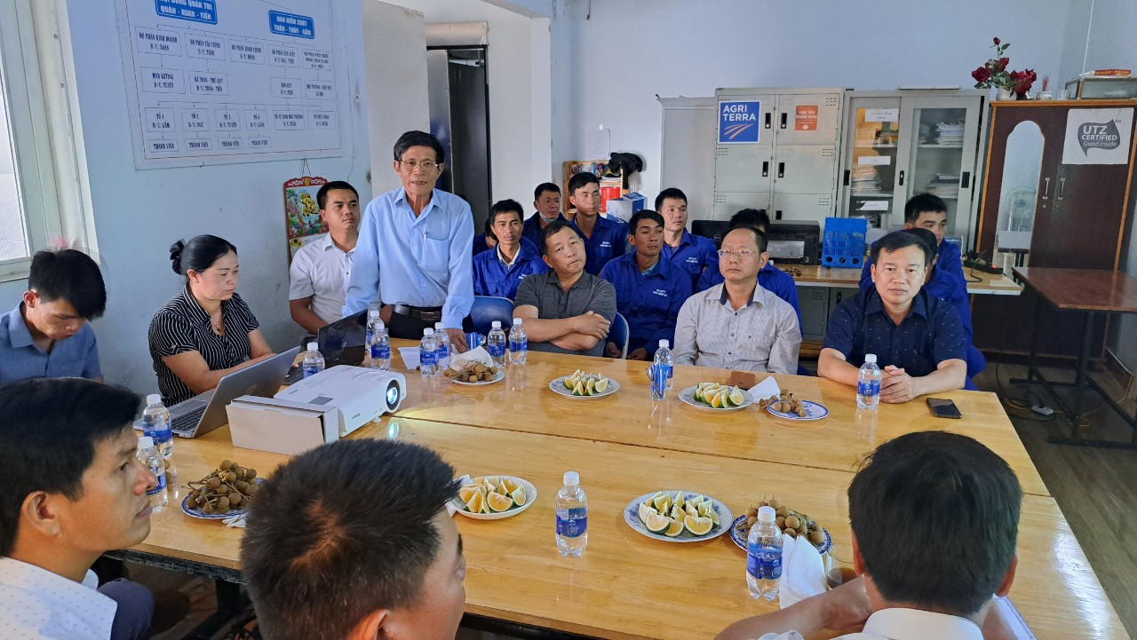 Hinh 6. Ông Vũ Đức Quân, Giám đốc HTX TM-DV Nông ngiệp Minh Toàn Lợi, đại diện cho hai HTX phát biểu cảm ơn Ban chỉ đạo Chương trình Compa
